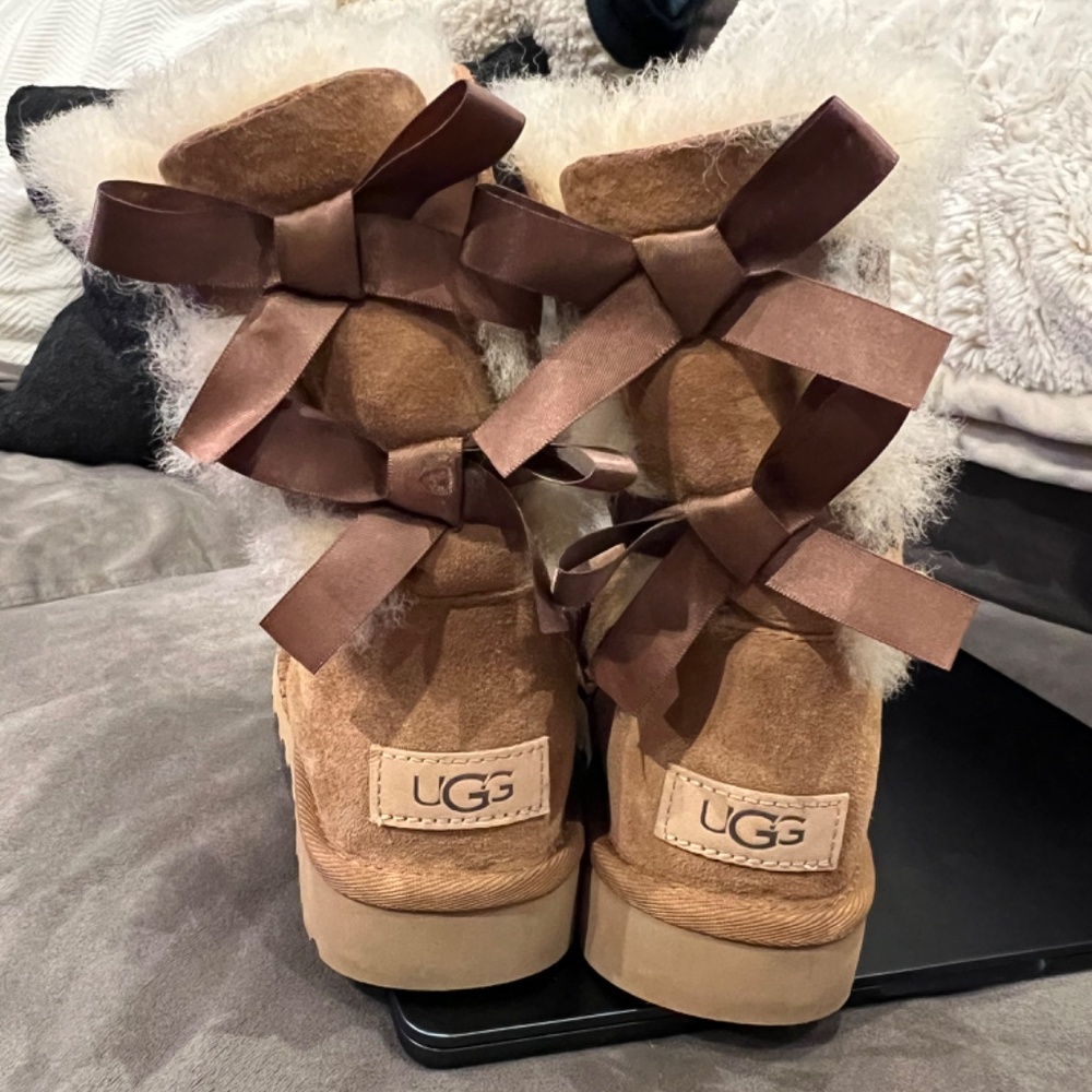 NWOT Ugg Bailey Bow II Size 5 - Picture 3 of 5